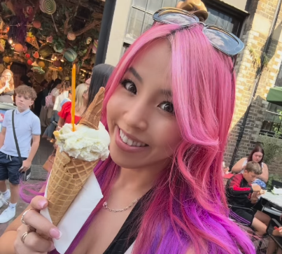 「UKで満喫」白川未奈、ピンクヘアが映えるカムデン・マーケット散策ショット公開！