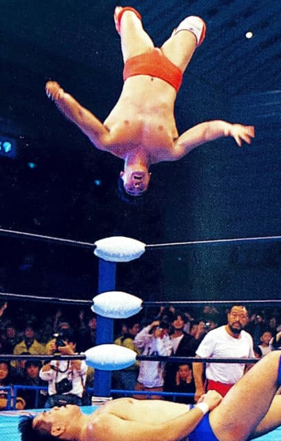 元プロレスラーの小橋建太が『ムーンサルトの立体刺繍』のTシャツを数量限定発売