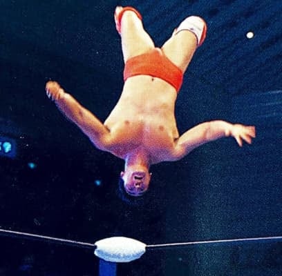 元プロレスラーの小橋建太が『ムーンサルトの立体刺繍』のTシャツを数量限定発売