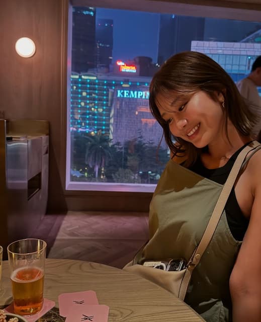 稲村亜美　ジャカルタの夜景に映えてとてもアンニュイで魅力的😊