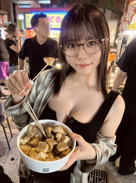 東雲うみ、台湾夜市でグルメ満喫！可愛すぎる姿にファン熱視線