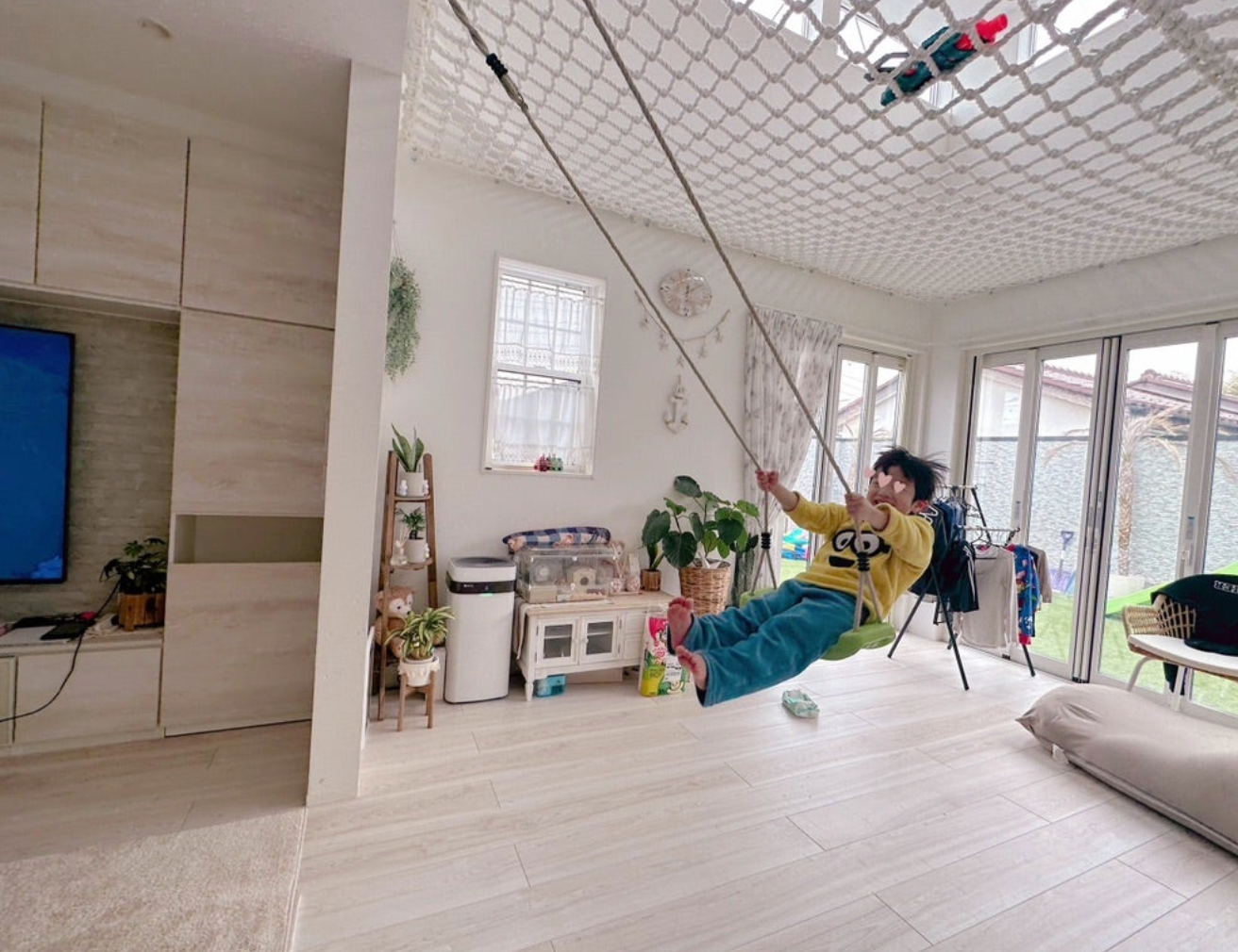 「やっぱり豪華すぎる！」辻希美 自宅の巨大ブランコで楽しむ愛息子を公開💕