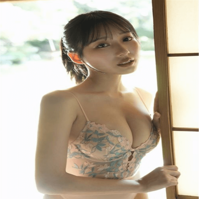 美グラドル・横野すみれ、和室のランジェリーMIX型キャミ姿でファンを悩殺！