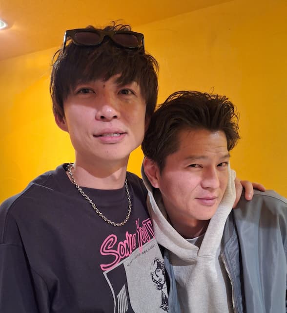 オズワルド伊藤が選ぶ「最もエモい先輩芸人」 アインシュタイン河井＆モグライダー芝のツーショット公開