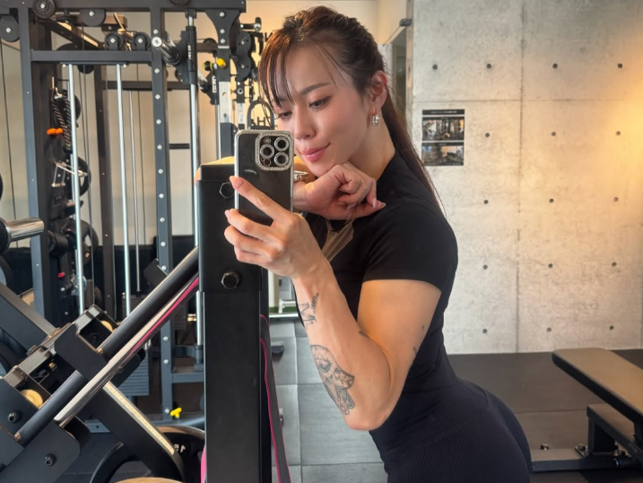 「優しさ溢れる表情、ステキ」ビキニプロの美女、鍛え上げた”美BODY・自撮り”を公開！キュートだとファン注目の眼差し