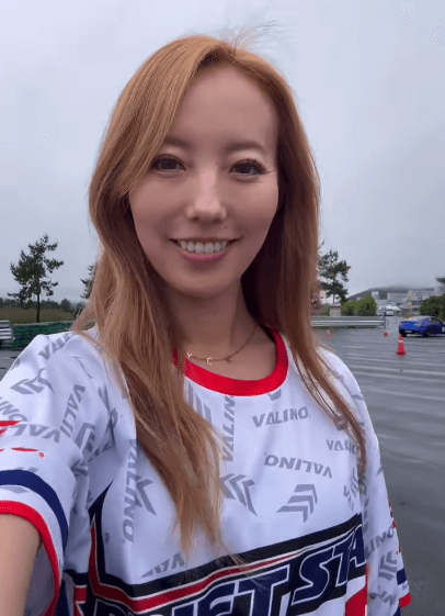 「可愛いなり」美女ドライバー、”出国ムービー”を公開！私服・レーシングウェア姿が素敵だと話題に「繋ぎ方めっちゃ素敵」
