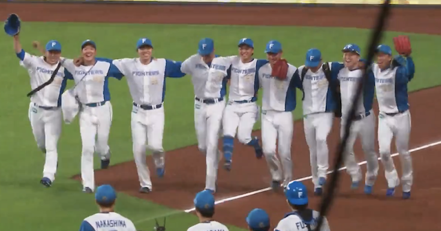1人だけ宙に浮いてる？？日ハム勝利後のブルペン陣が話題に！