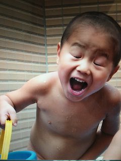 「今と全然変わんない」イケメンYouTuber 幼少期の写真公開し驚愕の声続々