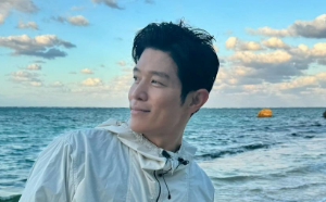 鈴木亮平、沖縄の美しい海を背に圧巻のショット！「12月の青空」が話題に！