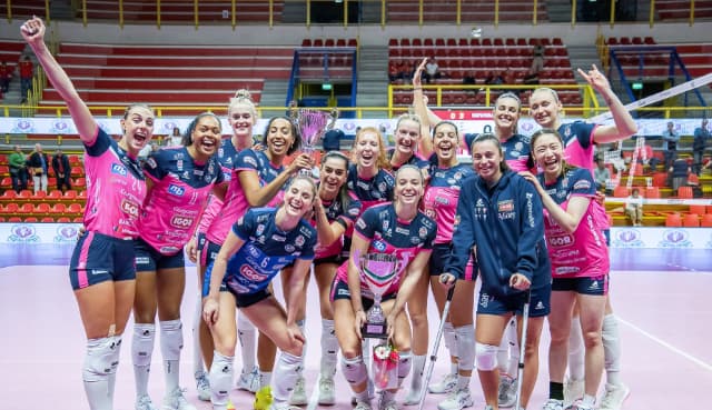 石川真佑所属の「ノヴァーラ」がトロフィー獲得！集合写真で全員満面の笑み