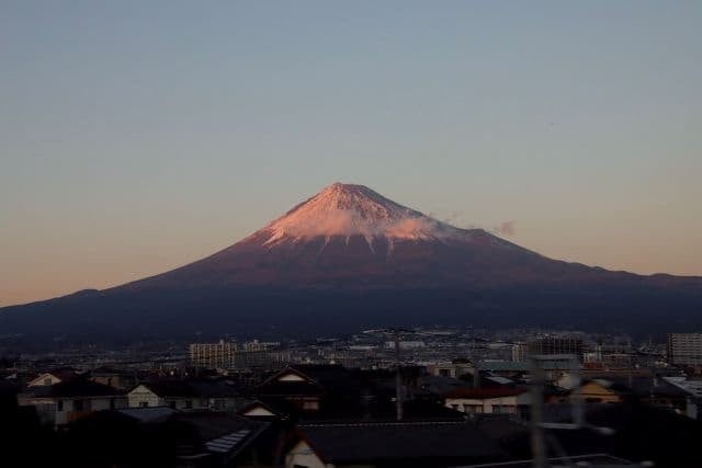 徳永ゆうき、冬の夕暮れに染まる富士山を投稿 印象的な「赤富士」を捉える