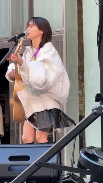 山本彩が新EPのリリイベを開催！強風&極寒の中でも力強く歌う姿を披露