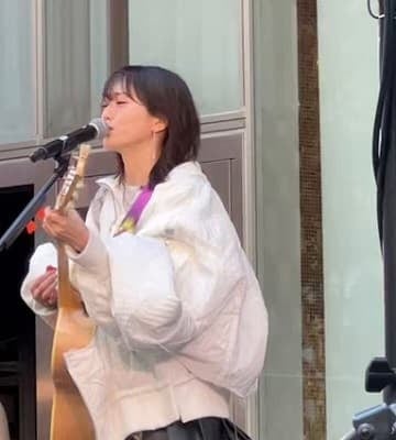 山本彩が新EPのリリイベを開催！強風&極寒の中でも力強く歌う姿を披露