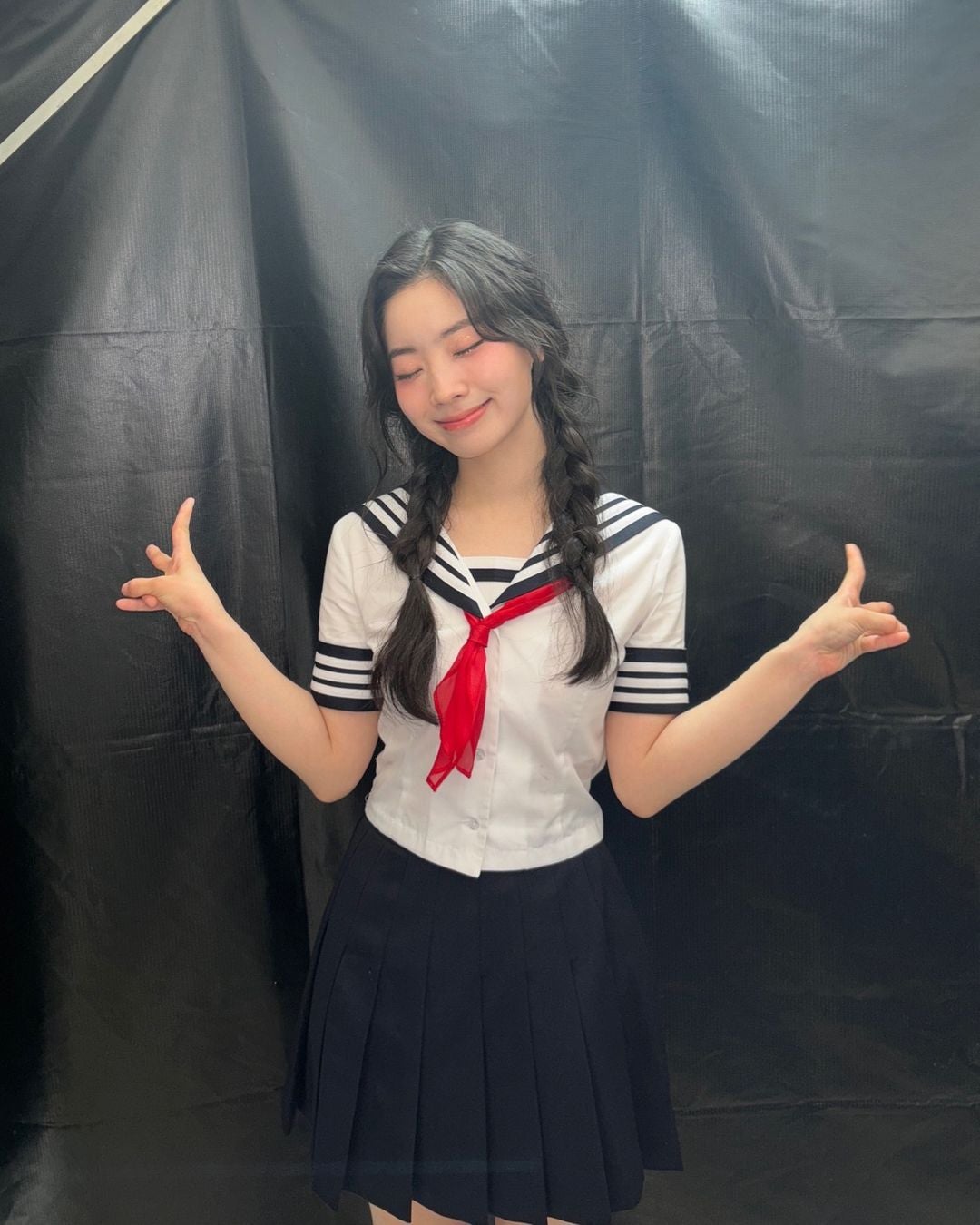 「最高に可愛い」超人気韓国アイドルが日本公演でセーラー服姿を披露しファン悶絶