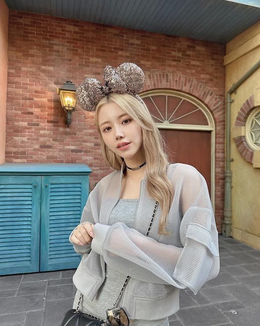 大人気YouTuberが自身のブランドの服を着てディズニーを満喫！「スタイルよすぎ！！」