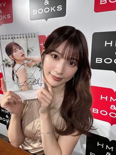 グラドル 雪平莉左がカレンダー発売イベントに出席！美しいワンピース姿にファン「今日もビジュが大優勝です」