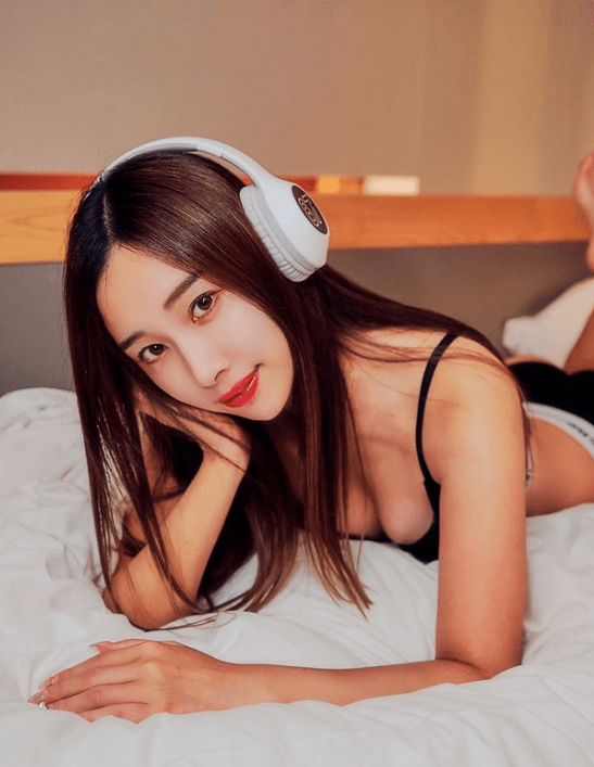 インフルエンサー「あづ」、男子胸キュンな”寝そべりショット”を披露！ファン「可愛すぎます」と大絶賛