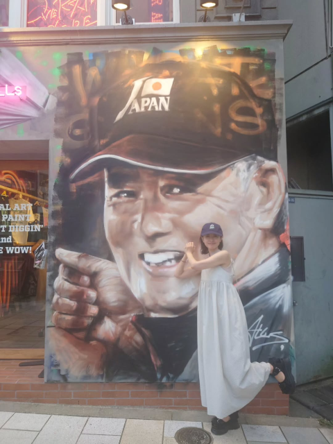 ノースリ美肌の53歳美魔女タレント、プロ野球界のレジェンド「ミスター」壁画の前でパシャリ！