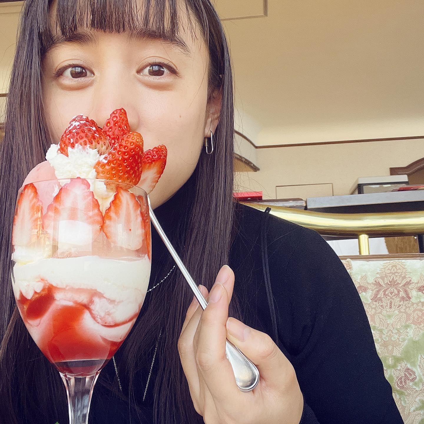 瀬戸康史の妻・妊娠中の山本美月が顔より大きなパフェをペロリ😋⁉️「お身体お大事してね💕」