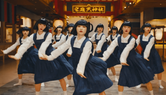 「謎の制服おかっぱ集団」アバンギャルディ、空庭温泉で圧巻パフォーマンス！