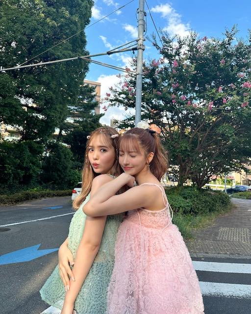 「まるで双子みたい」三上悠亜と藤田ニコルの仲良しショットが話題✨