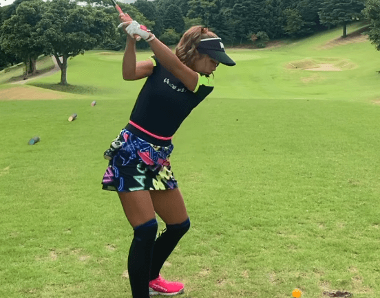 「お美しい」ゴルフ美女子、ネオンカラーのウェア姿で魅せた”パワフル・ショット”が美しすぎるとファン魅了