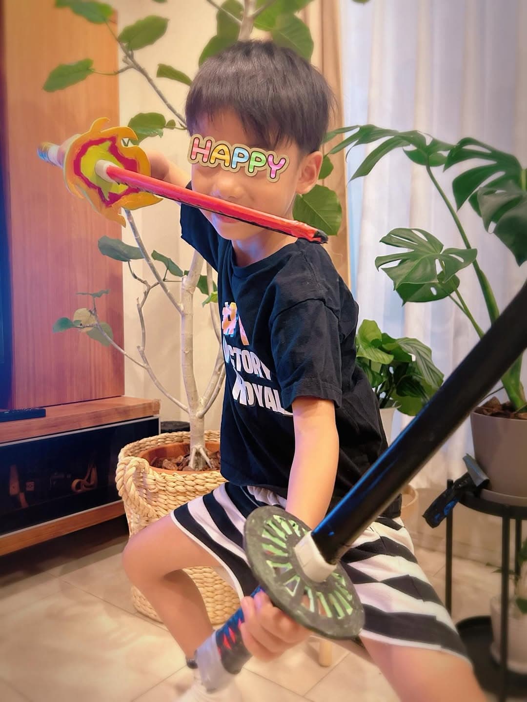 「ポージングがもうイケメ！」あの元モー娘。メンバーが息子と“鬼滅の日輪刀”工作に挑戦！？