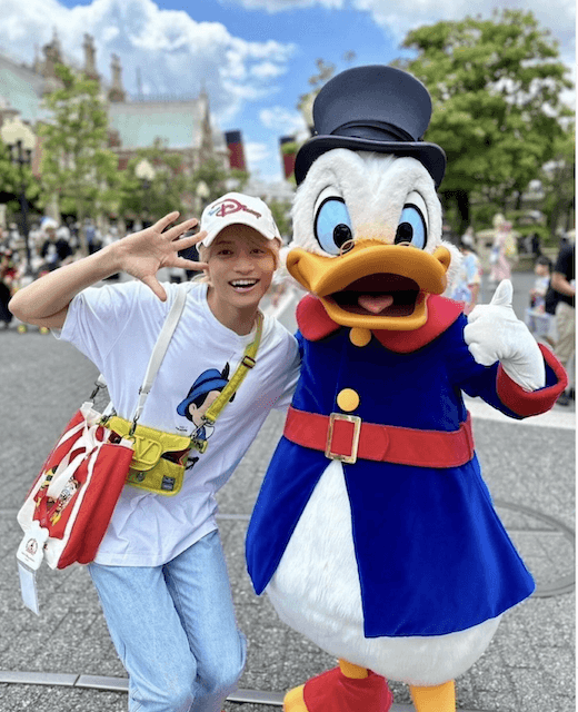 WEST.の中間淳太 ディズニーでドナルドの伯父とツーショット！