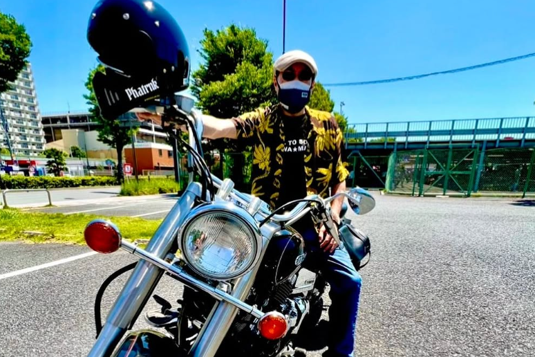 “クワマン”桑野信義、YAMAHAドラッグスター400と夏の風切るバイクライド披露