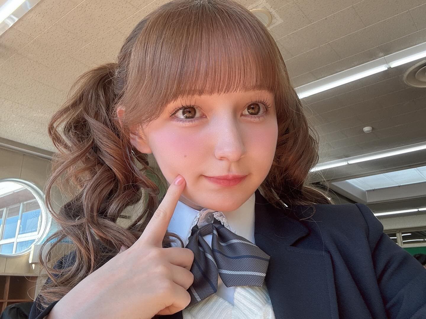 FRUITS ZIPPERが高校の仲良し7人組に！meijiの新CM