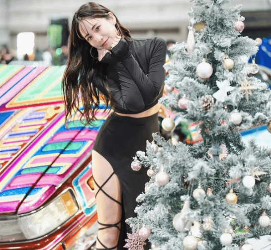 「今年は、あざといを習得しました」美人モデルの藤森マリナ、小悪魔チックに片脚・色香な美脚ショットを披露しファン悶絶！