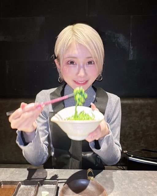 金髪激カワギャルアイドル・らな氏、今回の"食べるシリーズ"は焼き肉で！堪能スマイルが可愛すぎると話題
