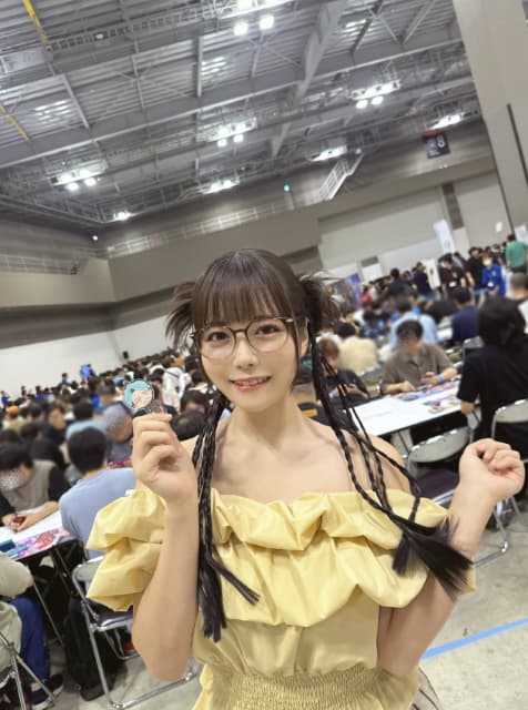 「ガンダムカードゲームの会場に来てます」グラビアアイドル・東雲うみがガンダムカードゲームの会場へ