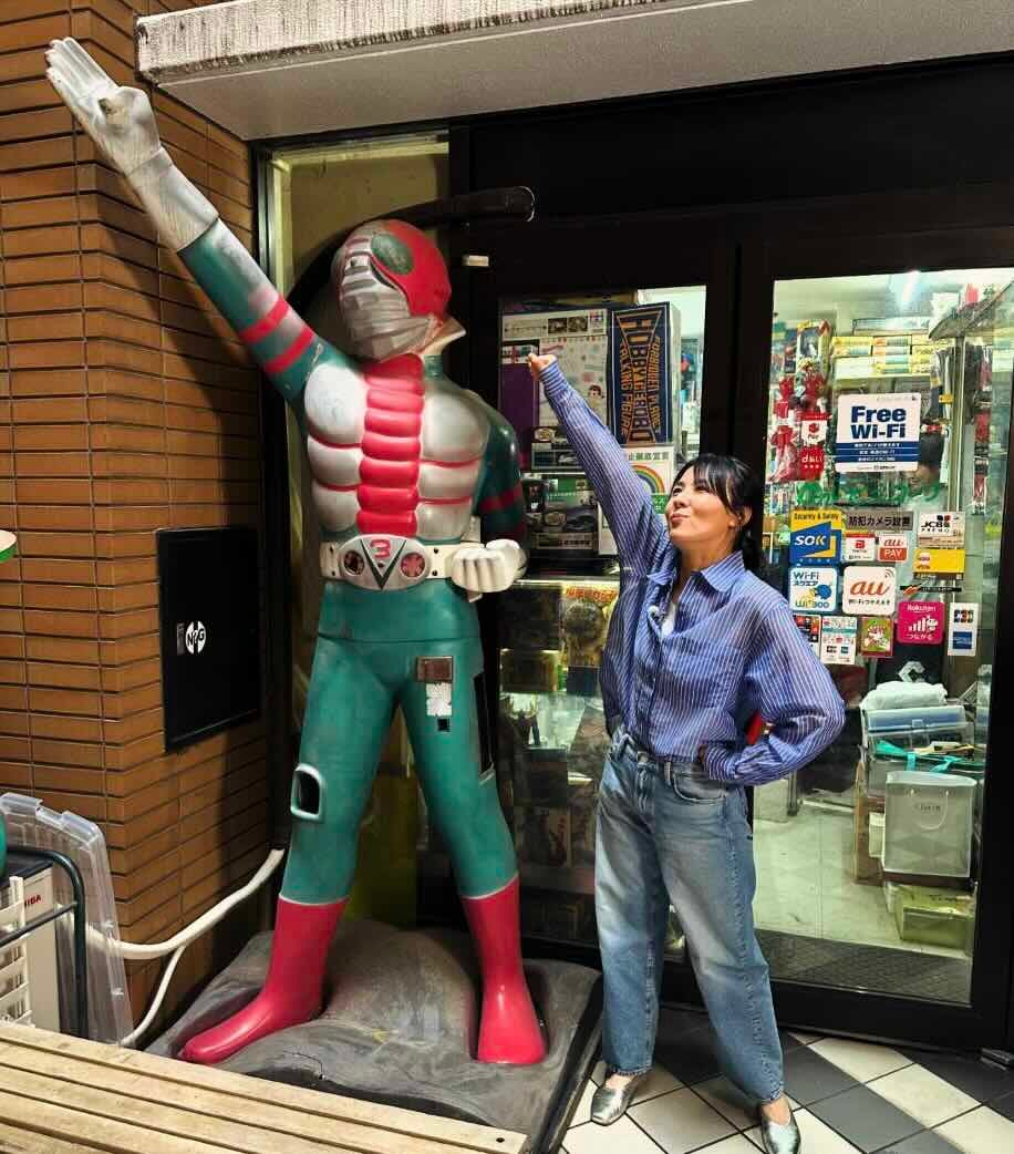 「ブイスリャァァァァァ」有吉が仮面ライダーV3の写真公開！隣に映るのはあの”大物歌手”