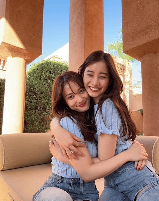 "美の暴力" 新木優子とペアルックでハグするあの人気モデルとは⁈ 投稿にファン悶絶