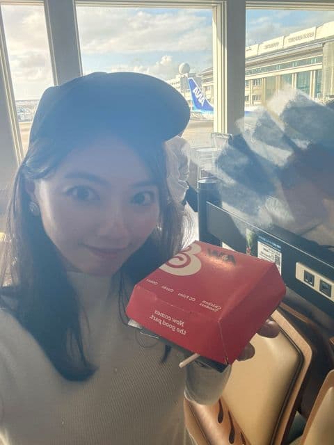 加藤里奈、沖縄グルメ満喫のドラゴンズキャンプ取材旅！ A&Wの「チリチーズカーリーフライ」に笑顔