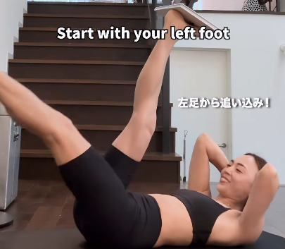 『絵本をのせてトレーニング！？』人気モデル、個性・著しい美的トレムービーを公開！ファン注目の眼差し「素晴らしい」