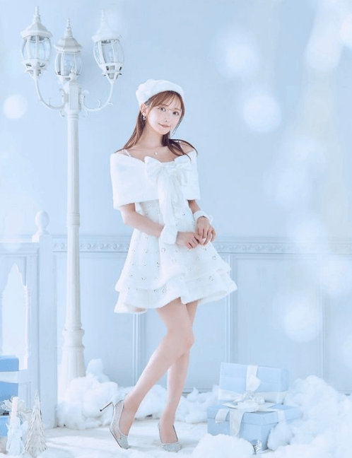 「ホワイト美女サンタがやってきた」人気モデル・菅野結以、サンタコス披露でファンを夢心地に