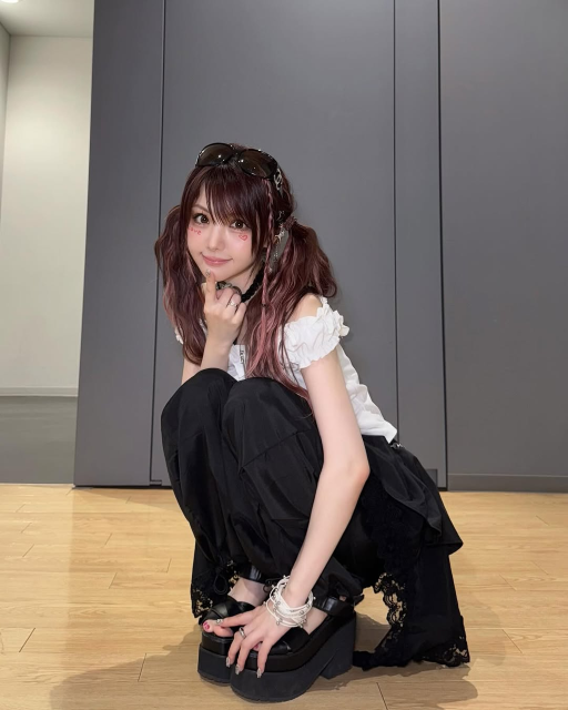 キレカワモノトーンスタイルにファン歓喜！田中れいな、最新インスタショットの