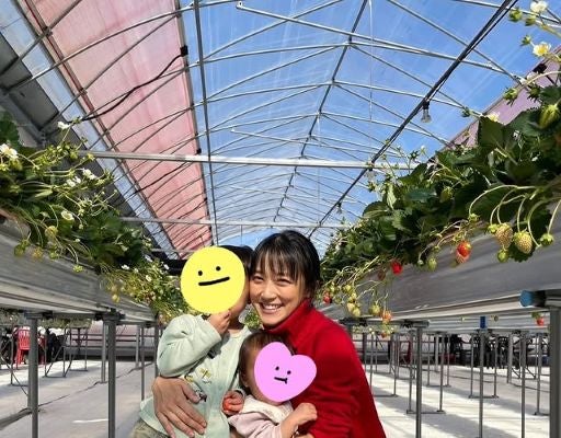 「娘はニコニコ 楽しかったなあ。」竹内由恵、娘＆息子といちご狩りへ！子供抱き寄せスマイルショットにファンほっこり