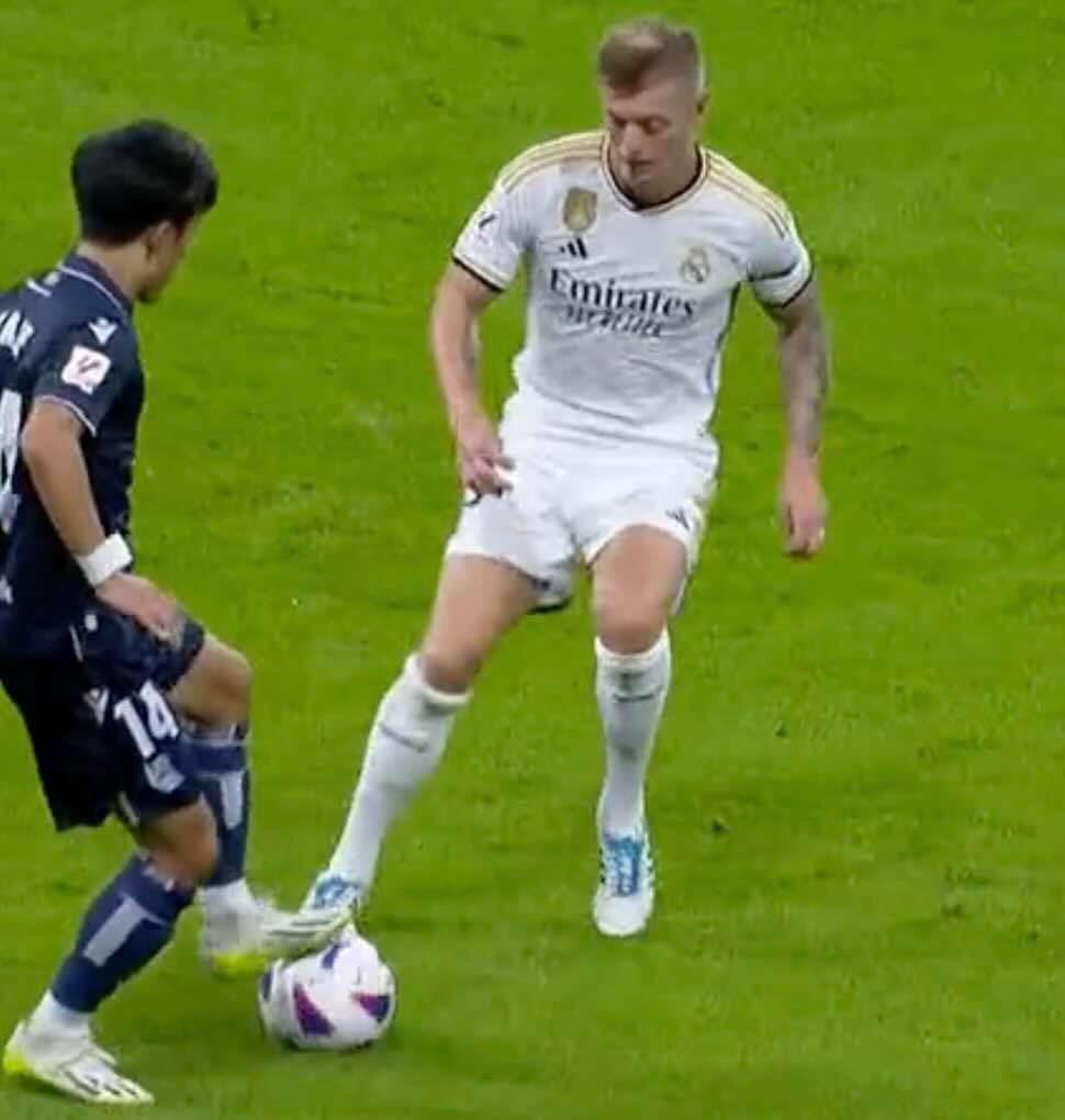 リバプール移籍噂の久保がトニ・クロースと対峙