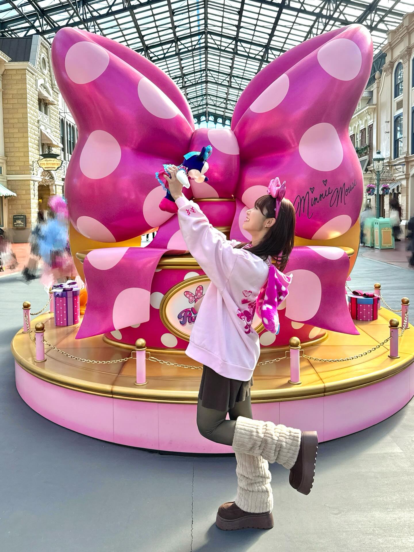 ピンクに包まれた夢の空間…AKB48山内瑞葵、念願の“ミニーのファンダーランド”満喫