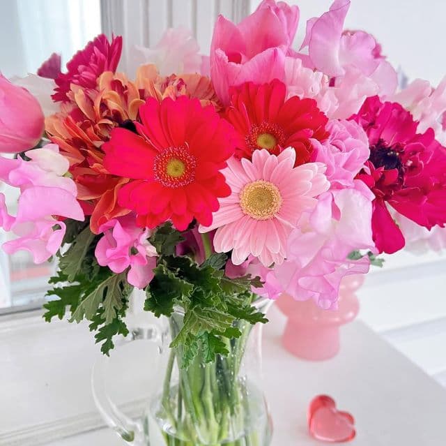 「イメージにピッタリの花束」人気モデル、花束の写真とともに”みんな愛してるよ！”とファンにメッセージ！