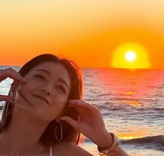 「海が似合いすぎてる」池田美優、海と夕日をバックにした眩しすぎる写真をアップ