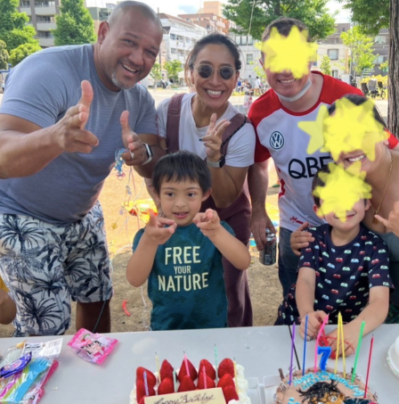 「幸せそうな家族写真💕」ラミちゃん家の長男、ケンジ君の誕生日をお祝い🎂✨