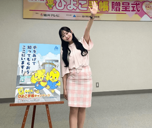 美女アナウンサー、ひよこイベントに参加！”手をあげて・知ってもらおうショット”「笑顔を見れる日がいるからこそこの世で生きる価値がある」