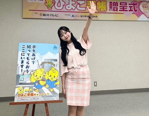 美女アナウンサー、ひよこイベントに参加！”手をあげて・知ってもらおうショット”「笑顔を見れる日がいるからこそこの世で生きる価値がある」
