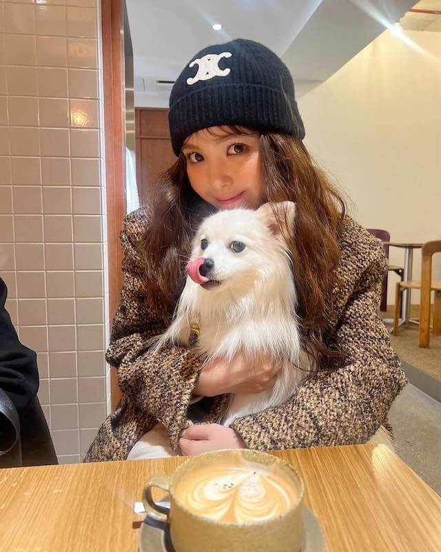 藤田ニコルが愛犬とカフェに☕️✨「ゆきちゃんもにこるんも可愛い💕😍」