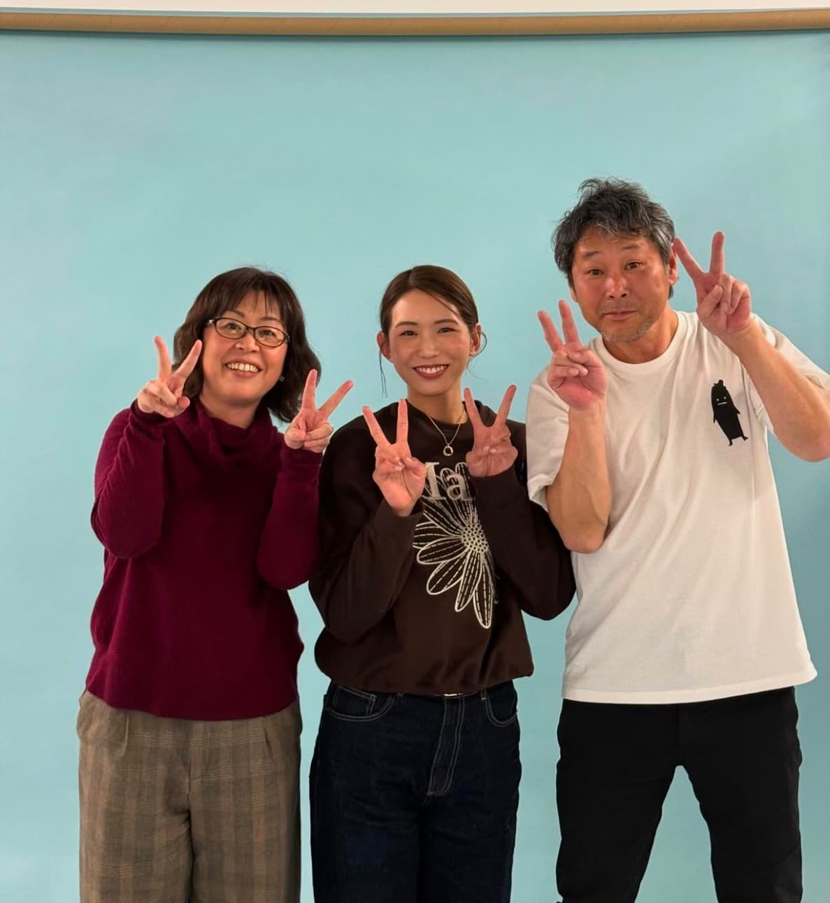 よーーく見てね！古賀紗理那、撮影後のオフショットにファン爆笑！「段差受けます笑」「背高〜ておもっちゃった〜♡」