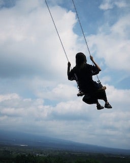 「空飛んでるみたい」人気アナが公開した最新ショットに驚愕？！大自然で夏満喫